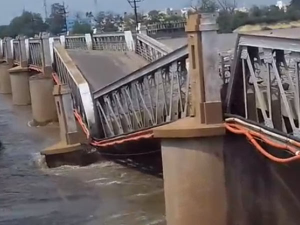 Kollidams Old bridge going to break Kollidams Old bridge going to break