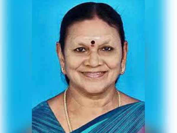 Minister Saroja treated for the couple in the road accident near Rasipuram Minister Saroja treated for the couple in the road accident near Rasipuram