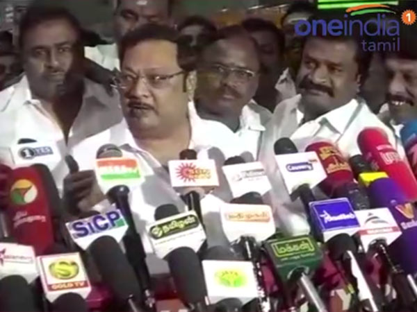 MK Alagiri is discussing his political plans with his supporters in Madurai MK Alagiri is discussing his political plans with his supporters in Madurai
