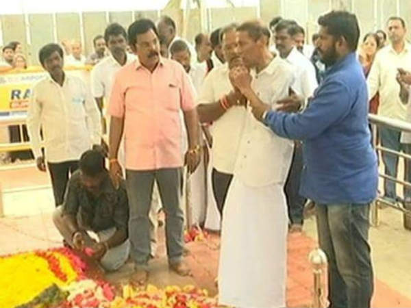 MK Muthu pays condolence to his father Karunanidhi in Merina MK Muthu pays condolence to his father Karunanidhi in Merina