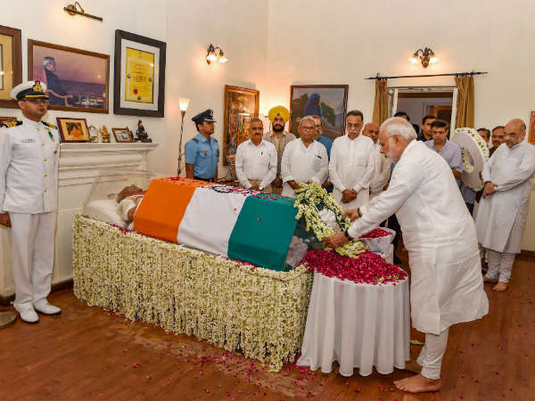 தேசியக்கொடி போர்த்தி மரியாதை