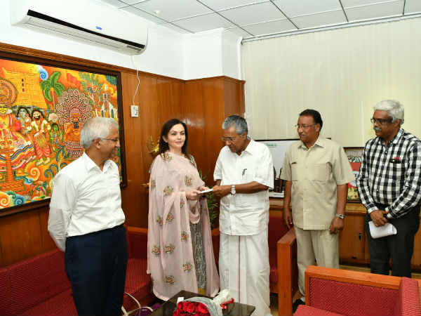 Kerala flood: Nita Ambani gave Rs.71 crore relief fund to CM Pinarayi Kerala flood: Nita Ambani gave Rs.71 crore relief fund to CM Pinarayi