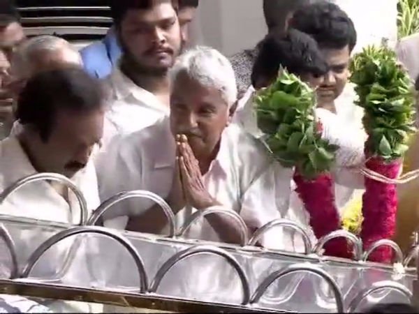 Umman Chandy pays his tribute to Karunanidhi Umman Chandy pays his tribute to Karunanidhi