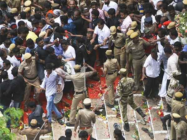 Karunanidhi: No proper plan by police and TN govt, tension increases outside Rajiji memorial Karunanidhi: No proper plan by police and TN govt, tension increases outside Rajiji memorial