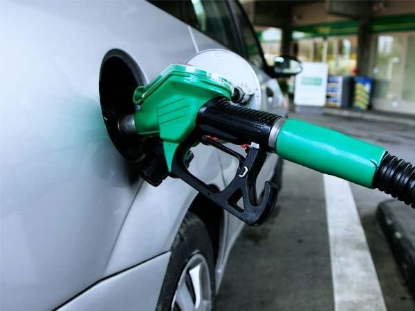 Petrol, Diesel shortage in Kerala; two wheelers waiting for hours in Petrol bank Petrol, Diesel shortage in Kerala; two wheelers waiting for hours in Petrol bank