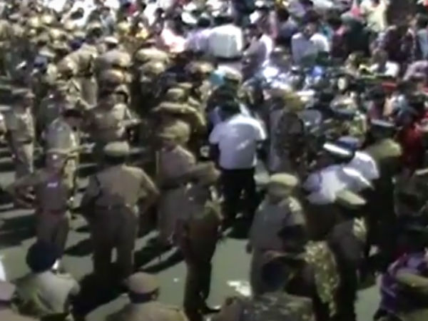 Police latti charge on DMK cadres Police latti charge on DMK cadres