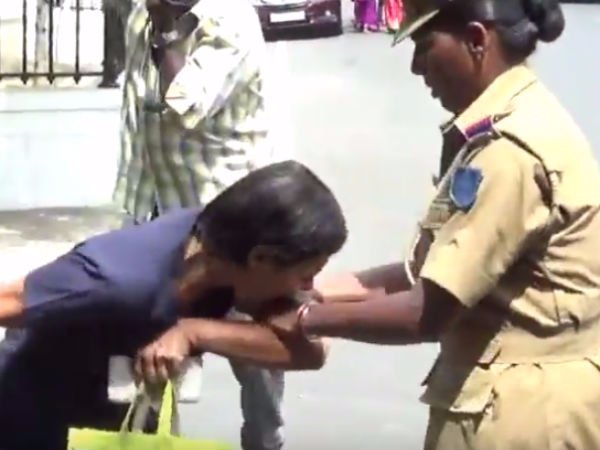 கையை கடித்துவிட்டார்