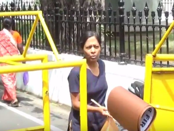 கடலில் விழுந்தனர்