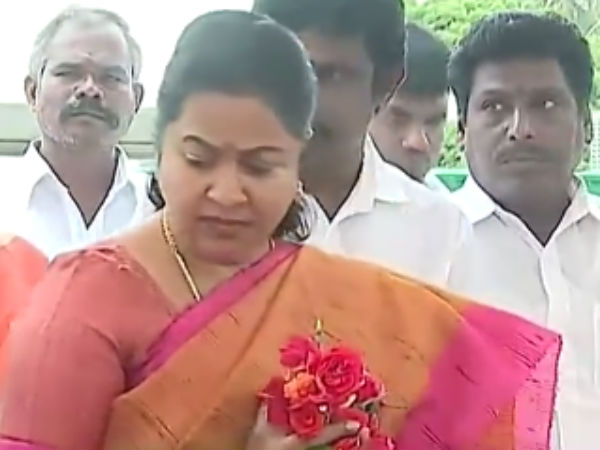 சிங்கப்பூரில் ராதிகா
