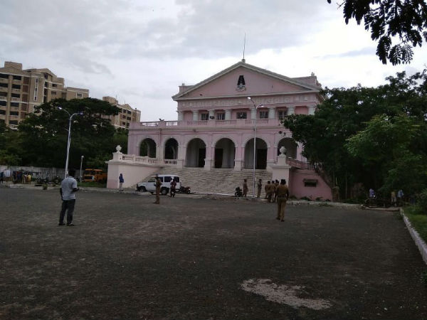 மேடை அமைக்கும் வாகனங்கள்