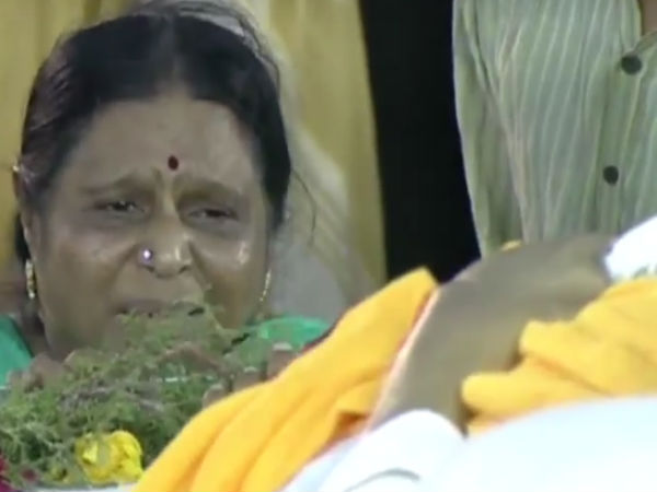 DMK leader Karunanidhi body buried in Marina near Anna Memorial DMK leader Karunanidhi body buried in Marina near Anna Memorial