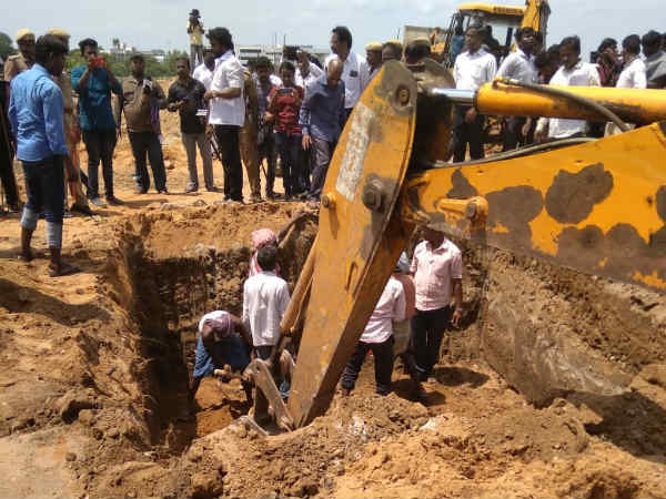Construction of burial starts at Chennais Marina beach for Karunanidhi Construction of burial starts at Chennais Marina beach for Karunanidhi