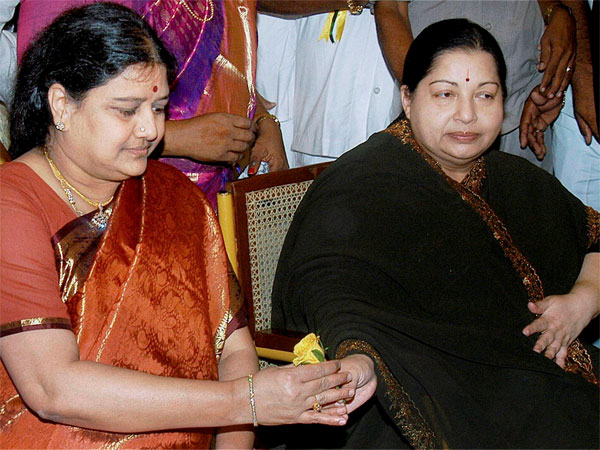 காலம்தான் எத்தனை விசித்திரமானது.. இரு தோழிகளின் கதை இது! | Jayalalitha and  sasikala friendship - Tamil Oneindia