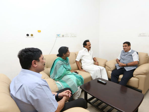 Minister Nitin Gadkari comes Cauvery Hospital to meet Karunanidhi Minister Nitin Gadkari comes Cauvery Hospital to meet Karunanidhi