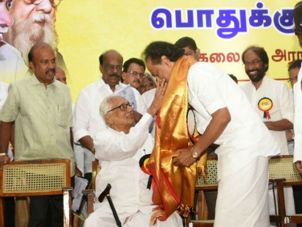 கன்னத்தை கிள்ளினார்