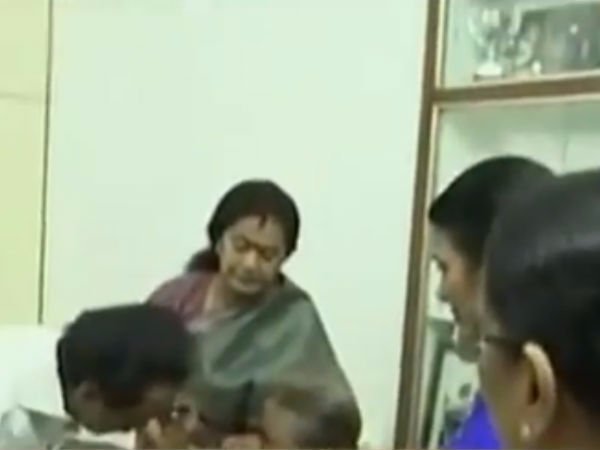 விபூதி வைத்து ஆசி