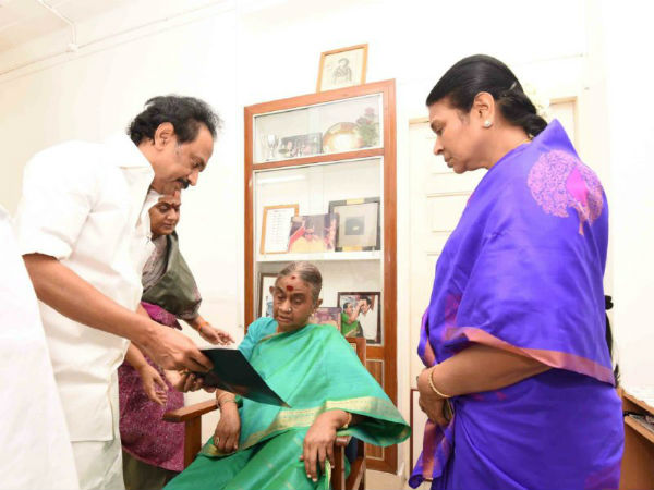 விபூதி வைத்து ஆசி