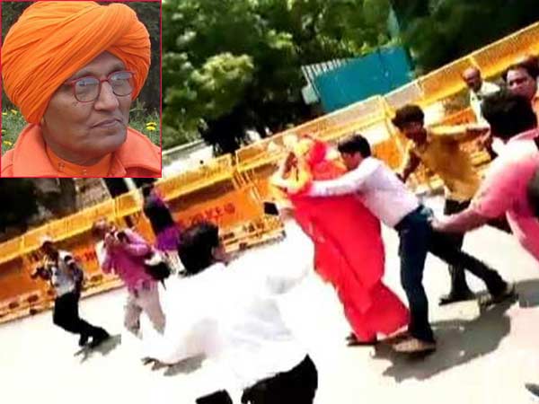 Swami Agnivesh attacked on way to pay tribute to Vajpayee in Delhi Swami Agnivesh attacked on way to pay tribute to Vajpayee in Delhi