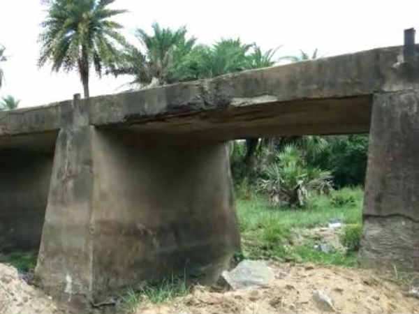 பழையனூர் செல்லும் சாலை