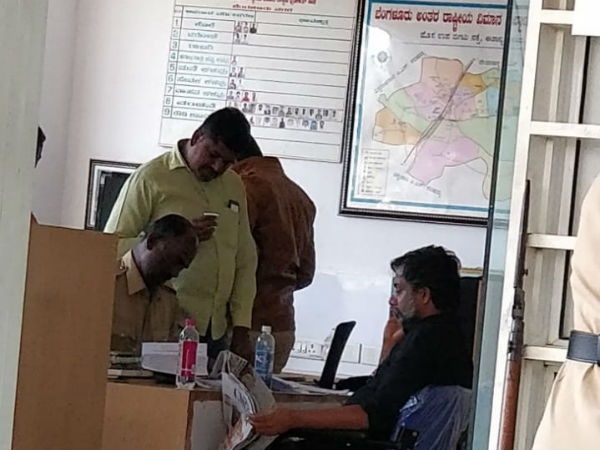 லுக் அவுட் நோட்டீஸ் கொடுத்தனர்