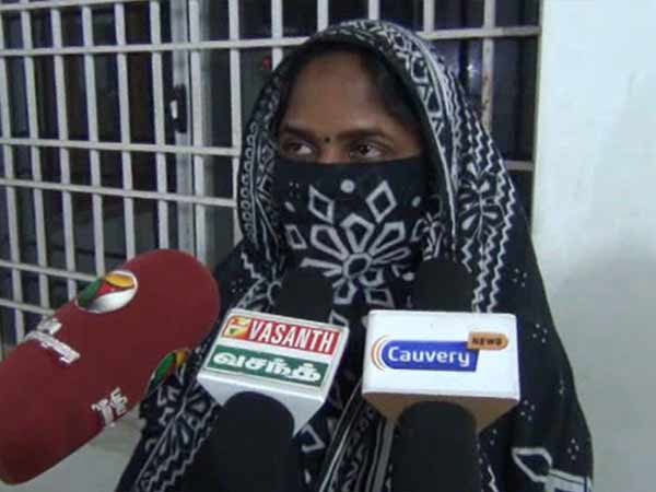 விடுதி வார்டன்களிடம் புகார்