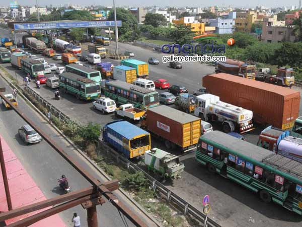 Separate lanes for VIPs, Judges at toll plazas across India: Chennai High Court Separate lanes for VIPs, Judges at toll plazas across India: Chennai High Court