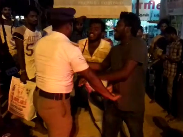 2 youth attacked the Traffic Police - Video 2 youth attacked the Traffic Police - Video
