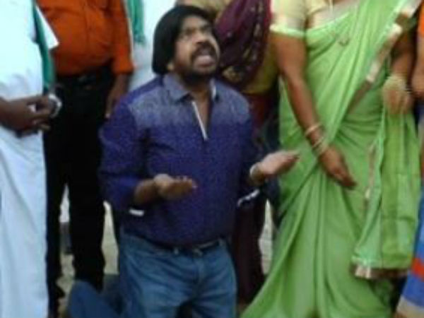 ட்ரம்ஸ் வாசித்து பாடினார்