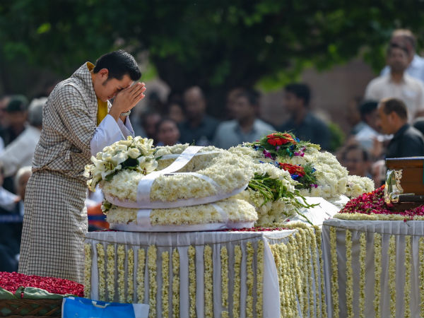 Atal Bihari Vajpayee death: Tamilnadu leaders pay last respect Atal Bihari Vajpayee death: Tamilnadu leaders pay last respect