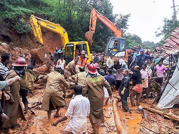 Vehicles stopped in Quilon as fresh land slides reported Vehicles stopped in Quilon as fresh land slides reported