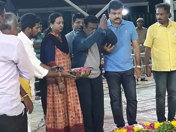 கருணாநிதி நினைவிடத்தில் அஞ்சலி