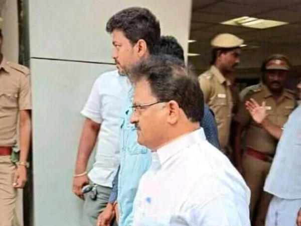 Vijay went out Kauvery hospital by the back door Vijay went out Kauvery hospital by the back door