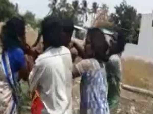 மர்ம உறுப்பில் உதைத்தார்