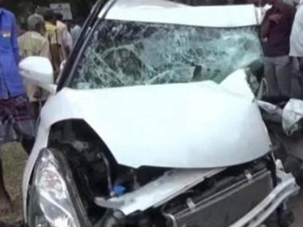 3 People injured in Chennai Nungambakkam car crash 3 People injured in Chennai Nungambakkam car crash
