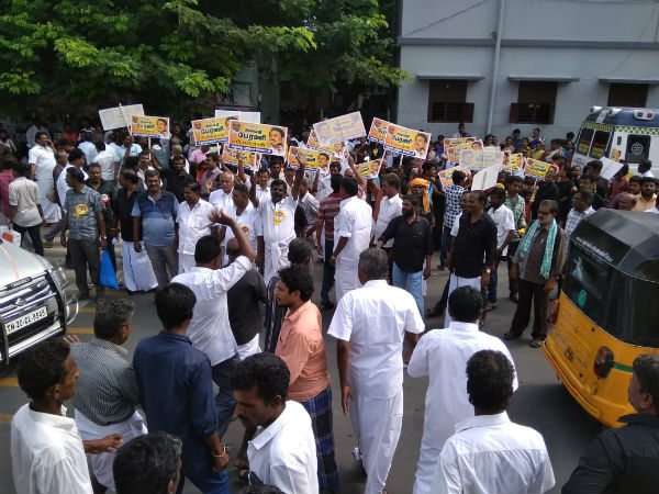Thousands of MK Alagiri supporters throng at Marina Thousands of MK Alagiri supporters throng at Marina