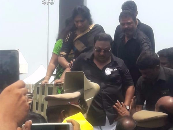 ஒற்றை காலில் நின்றார்