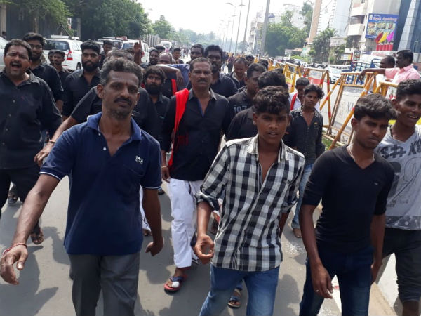 MK Alagiri supporters shouting slogans to praise him MK Alagiri supporters shouting slogans to praise him