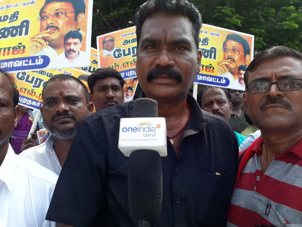 MK Alagiri supporters shouting slogans to praise him MK Alagiri supporters shouting slogans to praise him