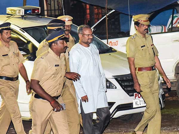 பதட்டமே இல்லை.. ஜாலியாக சிரித்தபடி கோர்ட்டில் ஆஜரான பிஷப் பிராங்கோ 