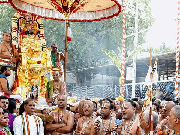 Tirupathi Bramhosthavam: Chakrasnanam ritual performed at Tirumalai Tirupathi Bramhosthavam: Chakrasnanam ritual performed at Tirumalai