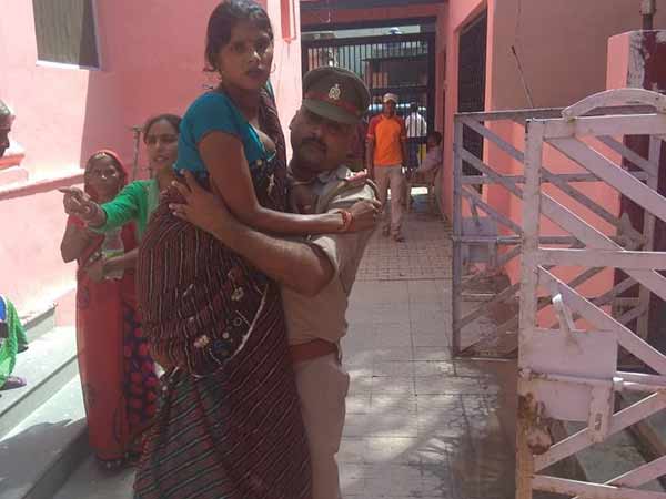 Cop lifts pregnant woman to hospital in his arms Cop lifts pregnant woman to hospital in his arms