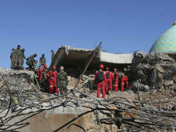 Indonesia hits by a powerful earthquake of 7.7 magnitude Indonesia hits by a powerful earthquake of 7.7 magnitude