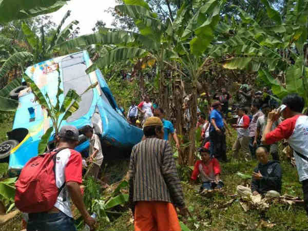 Tour bus accident kills 21 passengers in Java Island Tour bus accident kills 21 passengers in Java Island