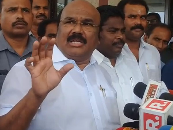 மீனை கடலில் விட்ட அமைச்சர்