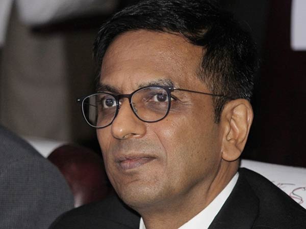 சபரிமலை ஐயப்பன் கோயிலுக்குள் பெண்களை அனுமதிக்காதது தீண்டாமைக்கு ஈடானது.. நீதிபதி திட்டவட்டம்! 