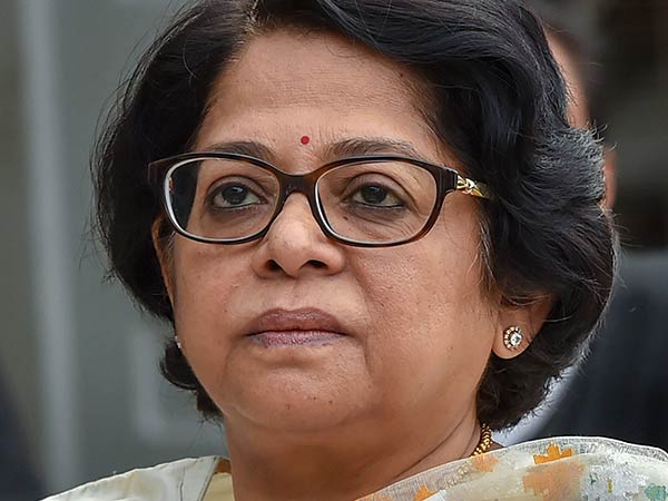 முரண்பட்ட பெண் நீதிபதி