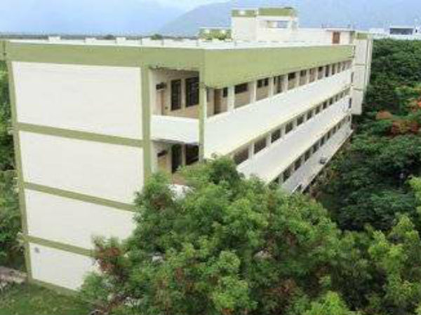 கெட்டியாக பிடித்துக் கொண்ட மாணவி