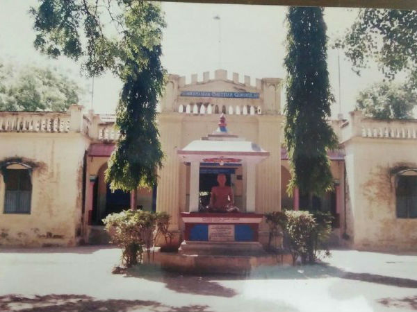 பள்ளி வாசலில்..