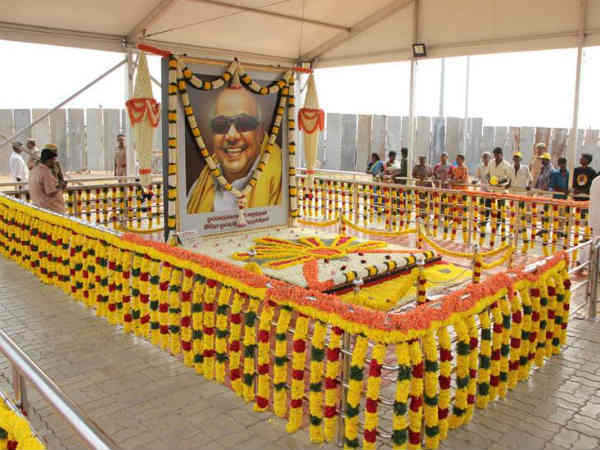 அஞ்சலி செலுத்திய போது