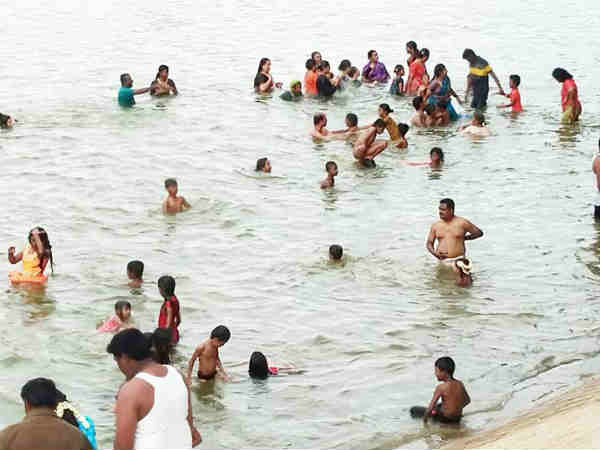 கூட்டம் வந்து கொண்டுதான் இருந்தது